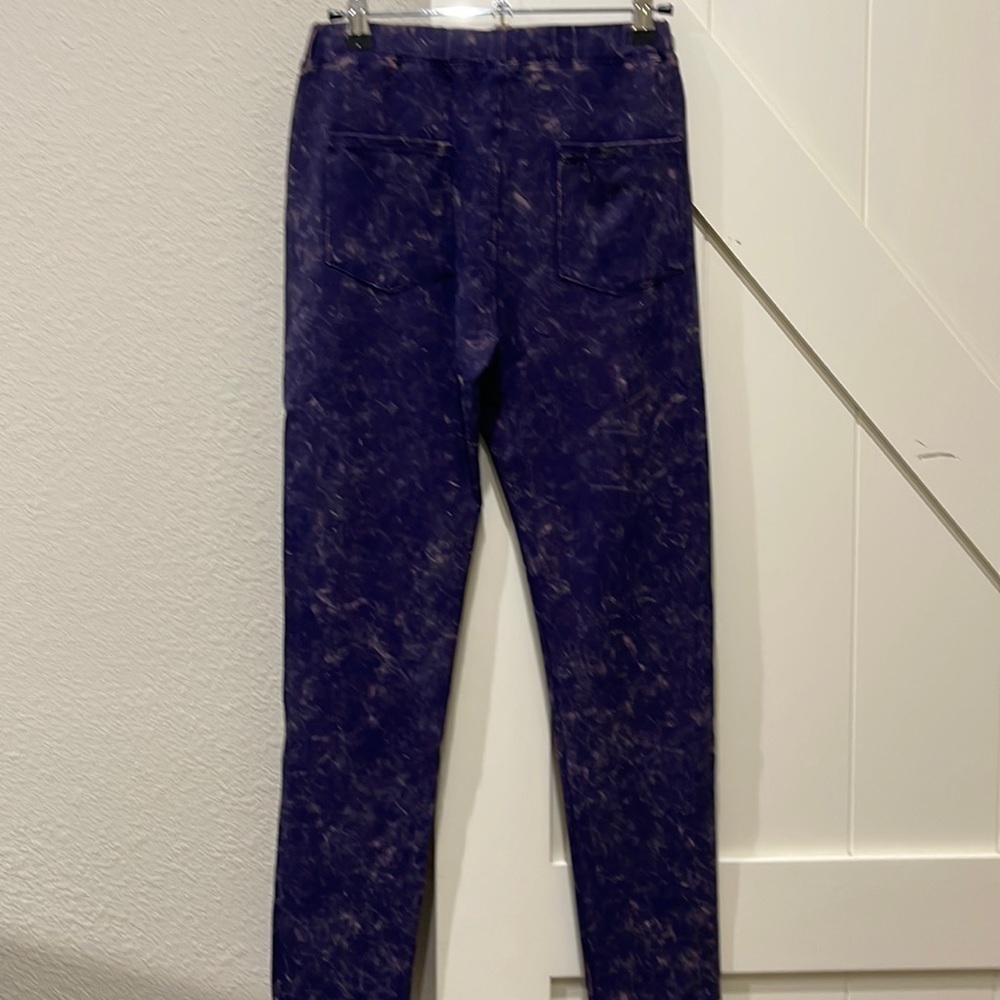 NWT Hayden leggings with 2 pockets on the back purplish in color.